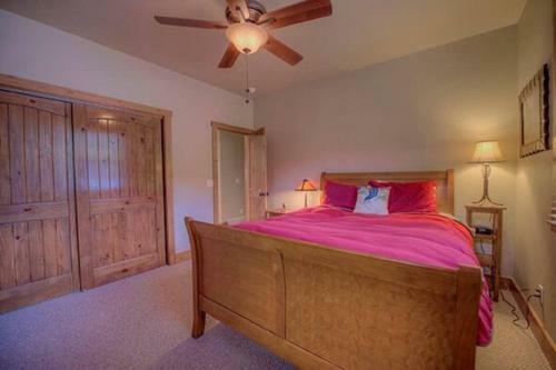 Creekside Home - Great Location & Private Hot Tub!