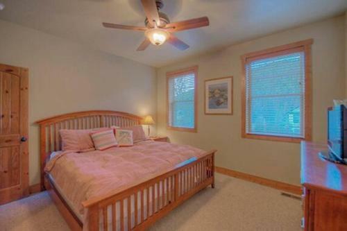 Creekside Home - Great Location & Private Hot Tub!