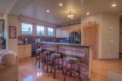 Creekside Home - Great Location & Private Hot Tub!