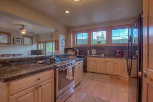 Creekside Home - Great Location & Private Hot Tub!