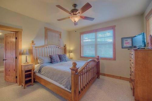 Creekside Home - Great Location & Private Hot Tub!