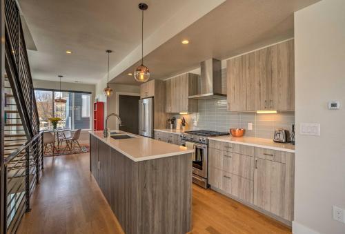 Fully Loaded Denver Townhome 1 Block To Mile High