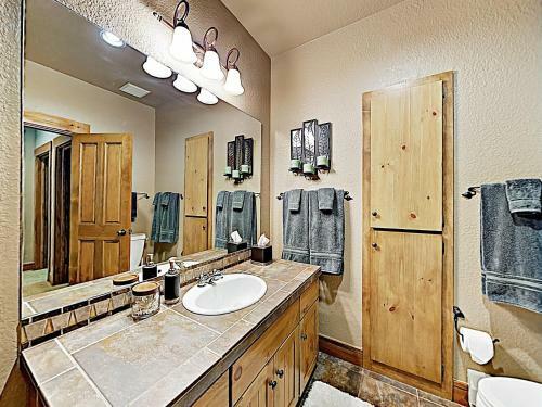 New Listing! Alpine Getaway With Deck, Near Skiing Home