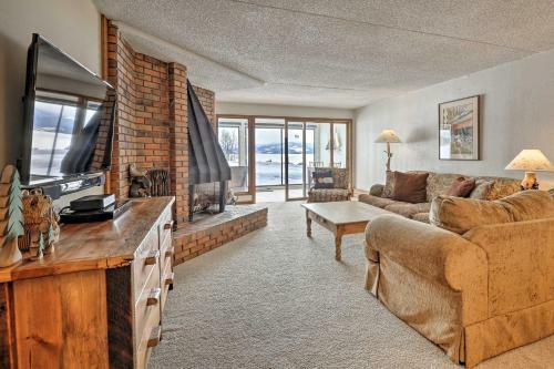 Apartamento Lakefront Retreat With Panoramic Mountain Views