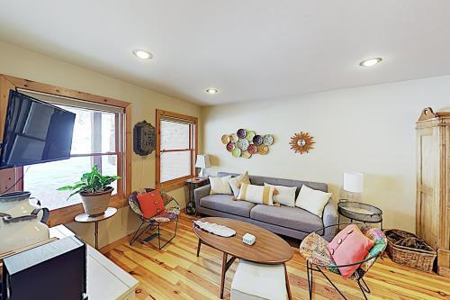 New Listing! Inviting Mountain Home With Hot Tub Home