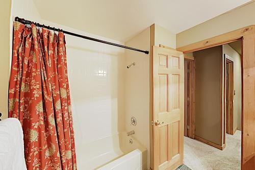 New Listing! Inviting Mountain Home With Hot Tub Home