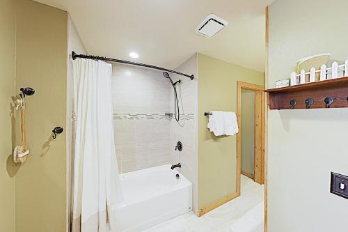 New Listing! Inviting Mountain Home With Hot Tub Home