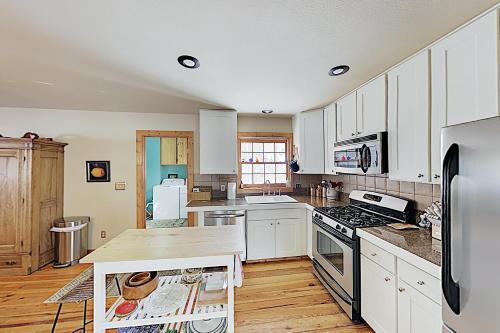 New Listing! Inviting Mountain Home With Hot Tub Home