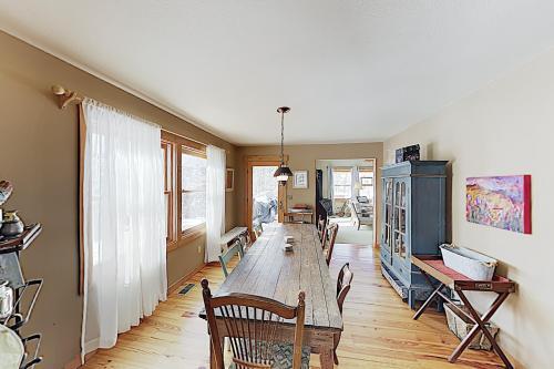 New Listing! Inviting Mountain Home With Hot Tub Home