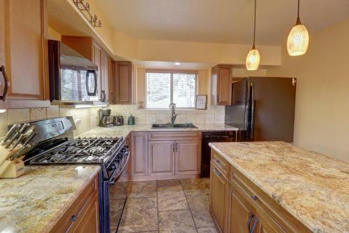 75 Corinthian 3br 3ba Spacious Layout, Private Garage Townhouse