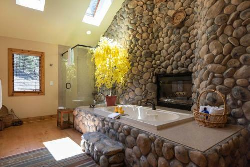 Bed & Breakfast Romantic Riversong Inn
