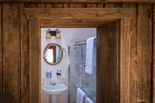 Bed & Breakfast Romantic Riversong Inn