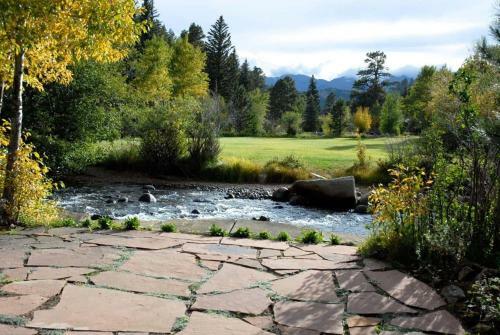 Bed & Breakfast Romantic Riversong Inn
