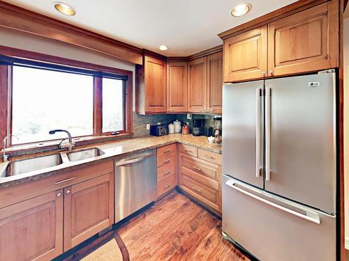 Grand 5,000 Square Foot 4br Mountain Home Home