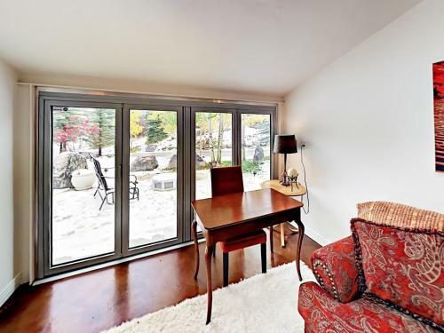 Grand 5,000 Square Foot 4br Mountain Home Home