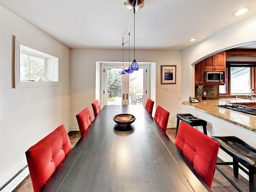 Grand 5,000 Square Foot 4br Mountain Home Home