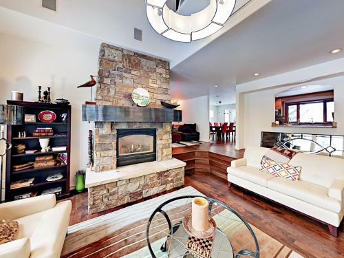 Grand 5,000 Square Foot 4br Mountain Home Home