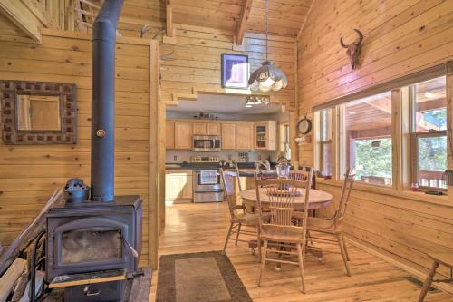 Log Cabin With Mountain Views About 30mi To Pikes Peak