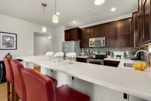 Modern Townhome Steps From The Brewery District!