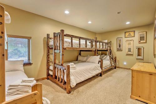 The Bells Luxe Lodge With Game Room, Deck, Fireplace