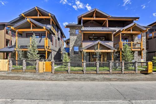 Upscale Getaway With Hot Tub, Walk To Main St