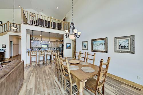 New Listing! Upscale Home On Grand Elk Fairway Home
