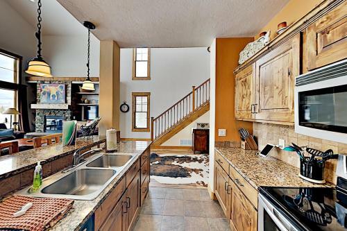 New Listing! Upscale Home On Grand Elk Fairway Home