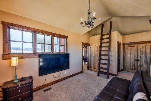 Saddle Ridge Lodge