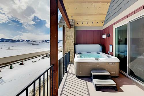 End-unit At Eagle Ridge - Mountain Views & Hot Tub Townhouse