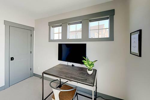 End-unit At Eagle Ridge - Mountain Views & Hot Tub Townhouse