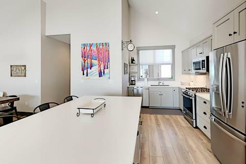 End-unit At Eagle Ridge - Mountain Views & Hot Tub Townhouse