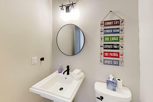 End-unit At Eagle Ridge - Mountain Views & Hot Tub Townhouse