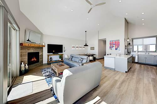 End-unit At Eagle Ridge - Mountain Views & Hot Tub Townhouse