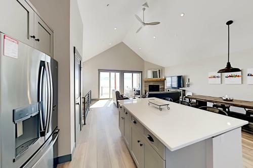 End-unit At Eagle Ridge - Mountain Views & Hot Tub Townhouse