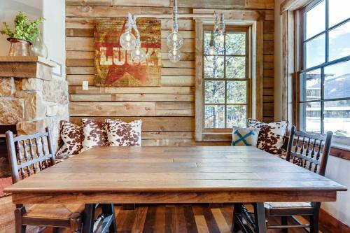 Updated Western Cabin Just 2 Blocks To Grand Lake!