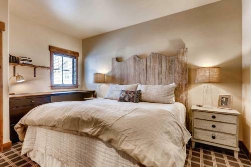 Updated Western Cabin Just 2 Blocks To Grand Lake!