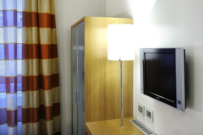 Hotel Canada(.)