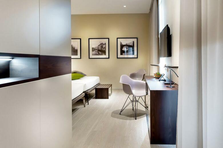 Hotel Canada(.)