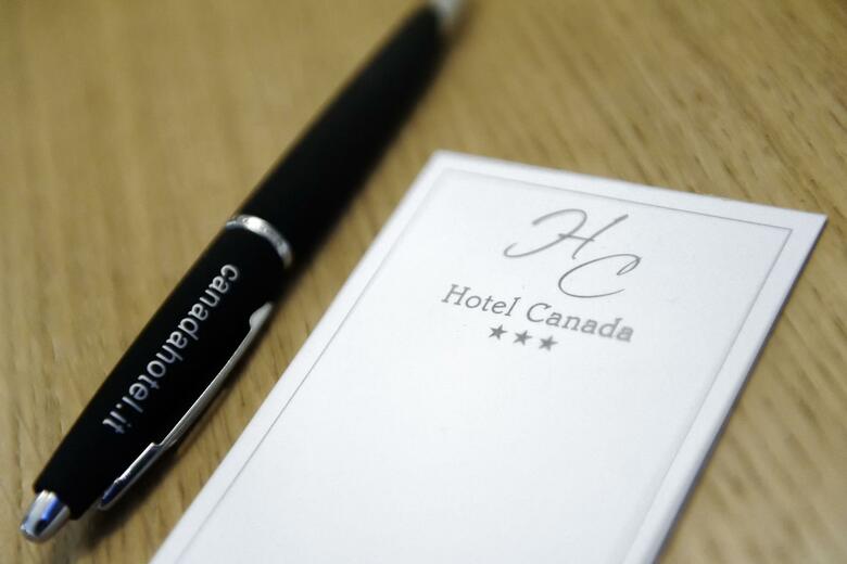 Hotel Canada(.)