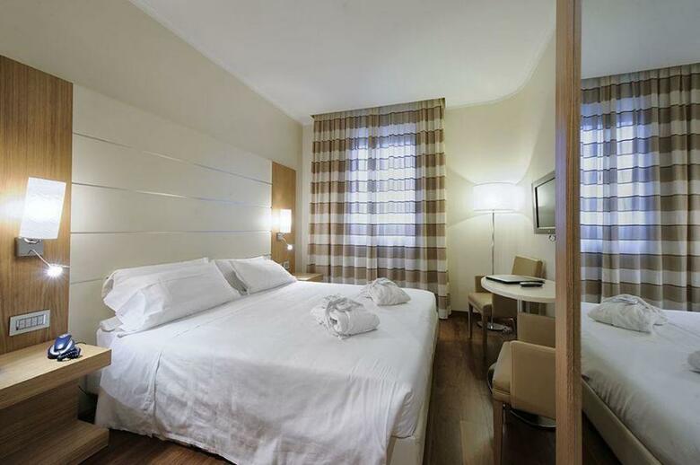 Hotel Canada(.)