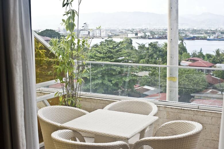 Goldberry Suites And Hotel