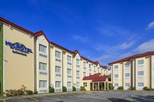 Hotel Microtel By Wyndham Sto. Tomas