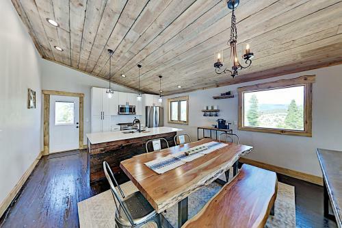 Stylish New Lake-view Home With Fireplace & Firepit Home