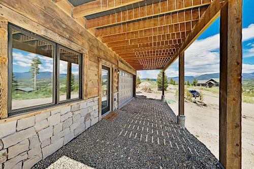 Stylish New Lake-view Home With Fireplace & Firepit Home