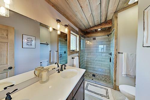 Stylish New Lake-view Home With Fireplace & Firepit Home