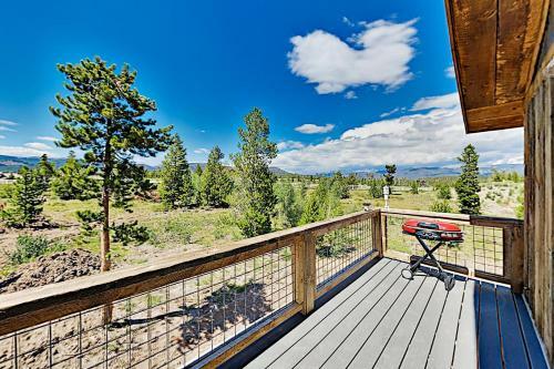 Stylish New Lake-view Home With Fireplace & Firepit Home