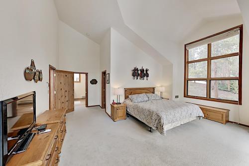 Keystone Ranch With Hot Tub, Sauna & Chef's Kitchen Home