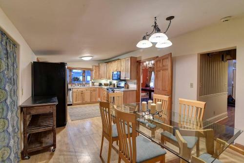 Governor's Mansion - Downtown Beautiful Space, Pool Table, Pets Welcome!