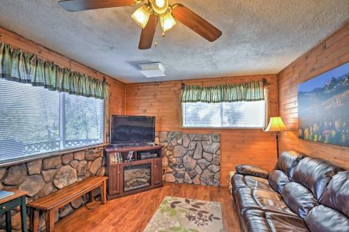 Cabin With Mtn Views - 5 Mi To Mueller State Park!
