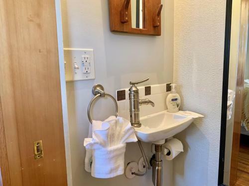 Cozy Bungalow In Downtown Loveland With Free Bikes!